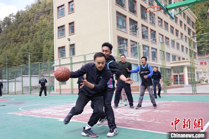 圖為亞東邊檢站民警與駐地農(nóng)業(yè)銀行代表開展籃球友誼賽?！『?攝