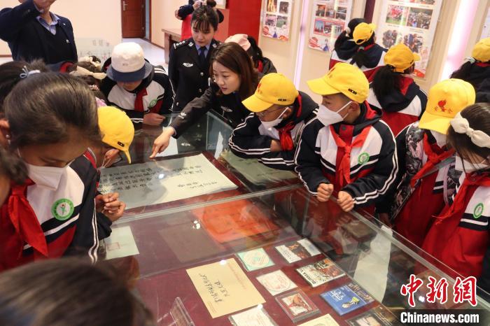 圖為亞東邊檢站民警為駐地小學生講解該站榮譽發(fā)展史?！『?攝