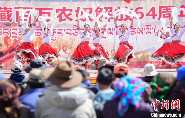 圖為墨竹工卡縣龍珠崗村，文藝演出現(xiàn)場?！∝暩聛硭?攝