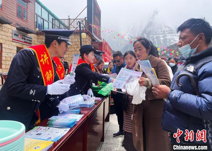 圖為山南玉麥邊境派出所民警為轄區(qū)群眾發(fā)放法律知識宣傳單?！＄婗?　攝
