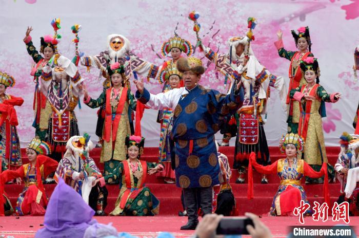 3月28日，西藏林芝第二十屆桃花旅游文化節(jié)開幕式上的文藝表演。　李林 攝