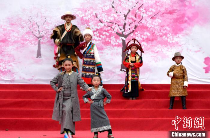 3月28日，西藏林芝第二十屆桃花旅游文化節(jié)開幕式上的文藝表演?！±盍?攝