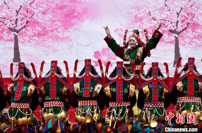 3月28日，西藏林芝第二十屆桃花旅游文化節(jié)開幕式上的文藝表演。　李林 攝