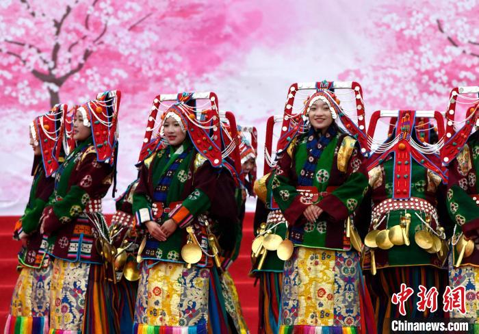 3月28日，西藏林芝第二十屆桃花旅游文化節(jié)開幕式上的文藝表演?！±盍?攝