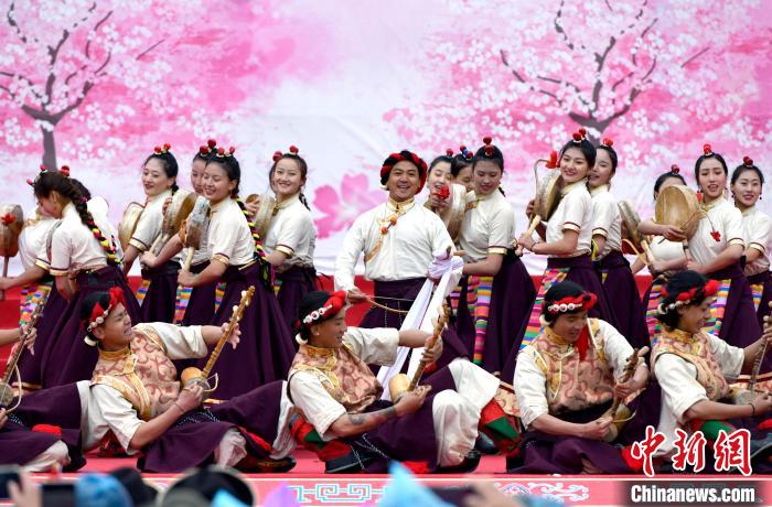 3月28日，西藏林芝第二十屆桃花旅游文化節(jié)開幕式上的文藝表演?！±盍?攝