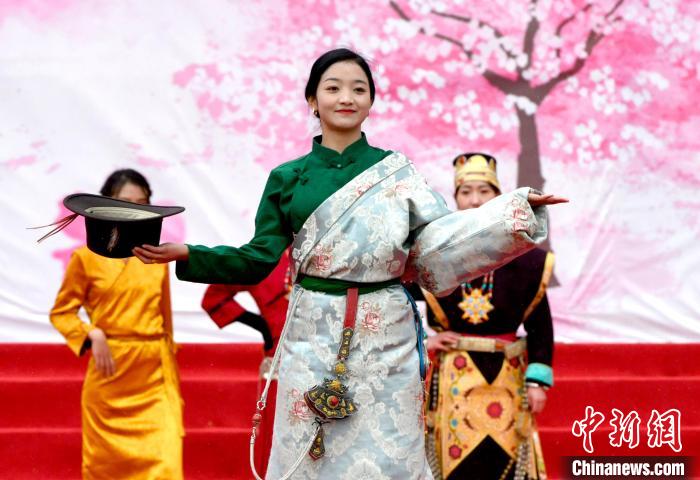 3月28日，西藏林芝第二十屆桃花旅游文化節(jié)開幕式上的文藝表演?！±盍?攝