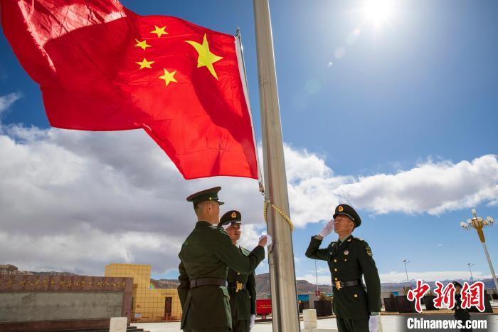 圖為在西藏阿里地區(qū)札達縣，軍民共同舉行升國旗儀式，慶祝西藏百萬農(nóng)奴解放紀念日?！詵| 攝