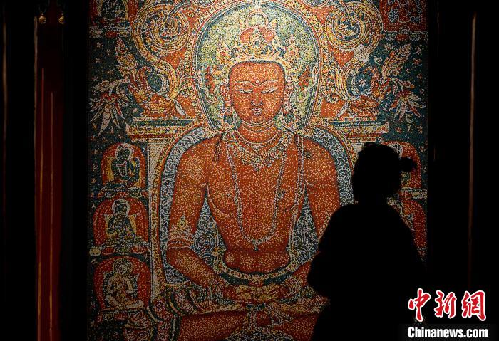 3月31日，觀眾欣賞展覽中的作品?！±盍?攝