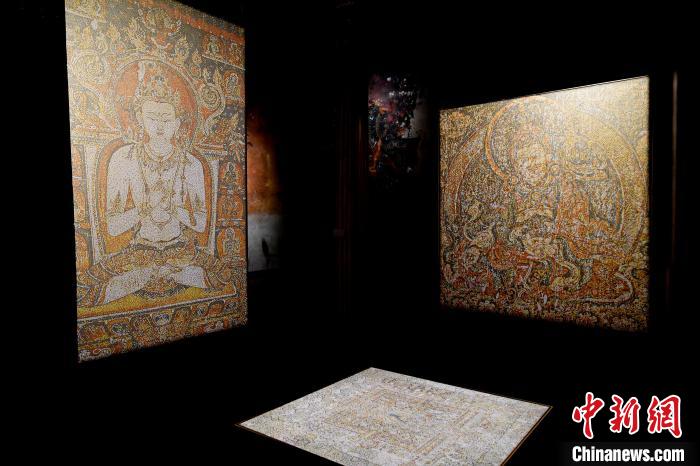 3月31日，觀眾欣賞展覽中的作品?！±盍?攝