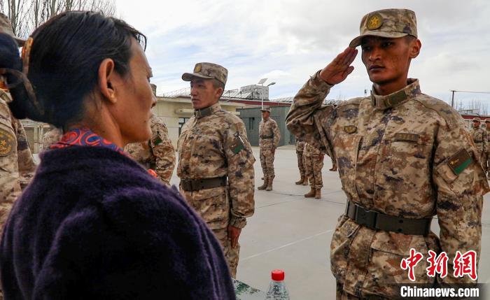 圖為列兵扎西加央向母親敬禮?！詵| 攝