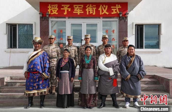 圖為列兵代表與親人合影留念?！詵| 攝