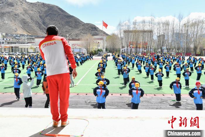 圖為學(xué)生在跳繩教練齊景龍的指導(dǎo)下做準(zhǔn)備運(yùn)動。　貢嘎來松 攝