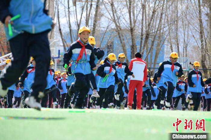 圖為學(xué)生在跳繩教練齊景龍的指導(dǎo)下做準(zhǔn)備運(yùn)動?！∝暩聛硭?攝