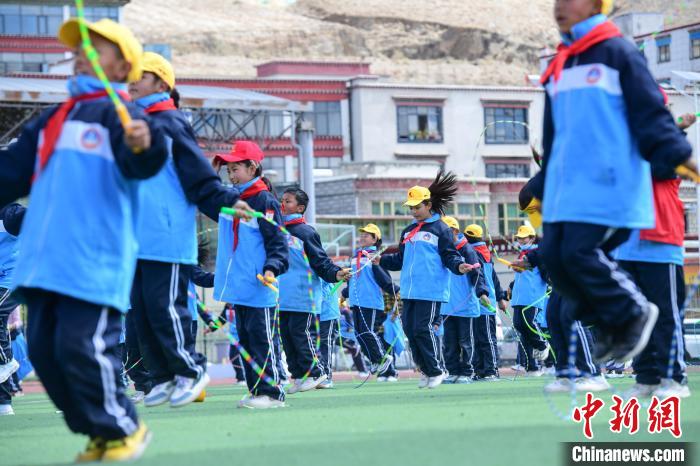 圖為學(xué)生正在練習(xí)跳繩?！∝暩聛硭?攝