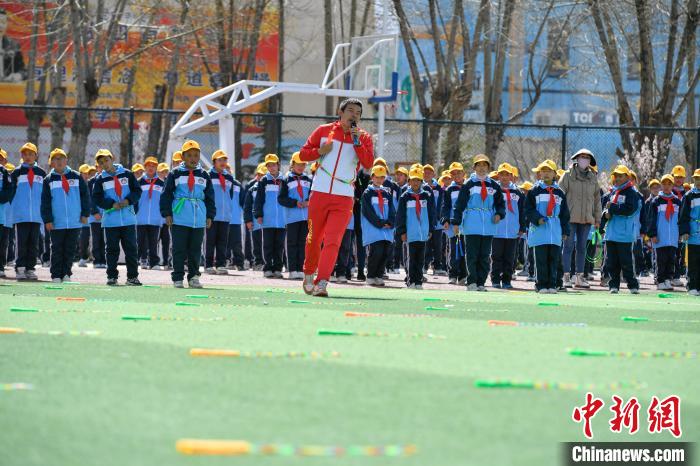圖為學(xué)生在跳繩教練齊景龍的指導(dǎo)下做準(zhǔn)備運(yùn)動?！∝暩聛硭?攝