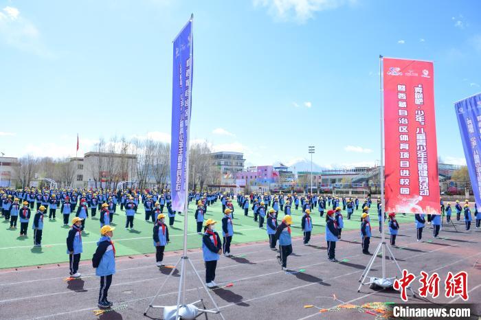 圖為學(xué)生在跳繩教練齊景龍的指導(dǎo)下做準(zhǔn)備運(yùn)動。　貢嘎來松 攝