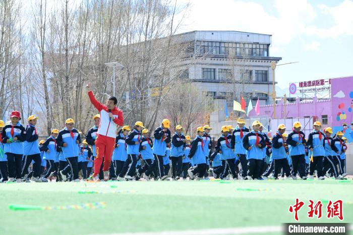 圖為學(xué)生在跳繩教練齊景龍的指導(dǎo)下做準(zhǔn)備運(yùn)動?！∝暩聛硭?攝