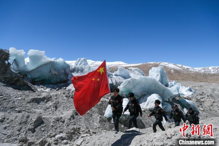 4月5日，普瑪江塘邊境派出所民輔警巡邏至四零冰川附近。　江飛波 攝
