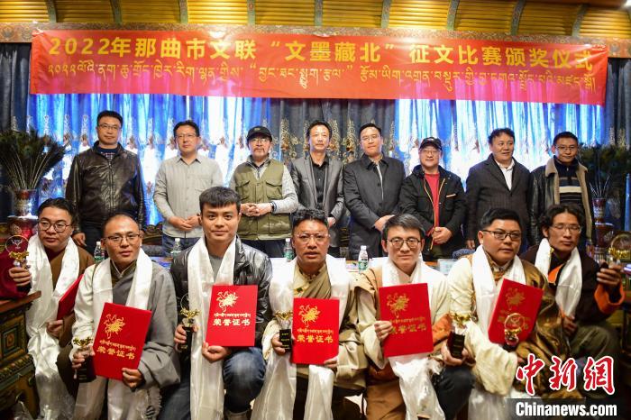 圖為獲獎人員合影留念?！∝暩聛硭?攝