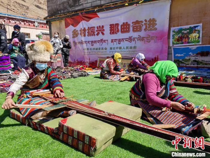 圖為2022年，安多縣雁石坪鎮(zhèn)“鄉(xiāng)村振興那曲奮進(jìn)”編織技藝比賽現(xiàn)場(chǎng)。資料圖 那曲市“鄉(xiāng)村振興 那曲奮進(jìn)”活動(dòng)辦供圖