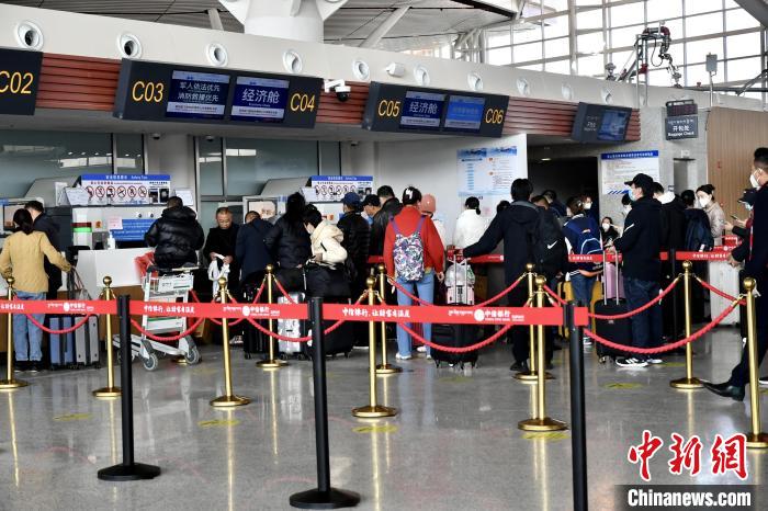 圖為旅客辦理登機手續(xù)?！≈芎?攝