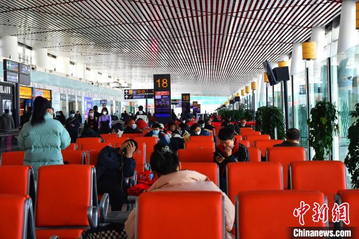 圖為旅客在機場候機室等待登機?！≈芎?攝