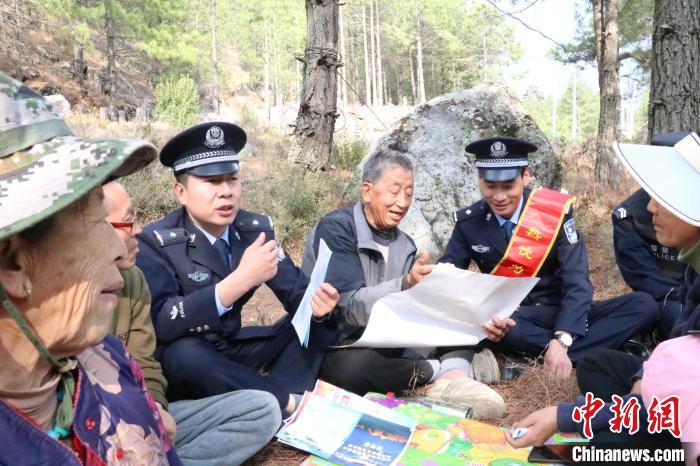 圖為竹瓦根邊境派出所民警為轄區(qū)群眾宣講森林防火常識。　竹瓦根邊境派出所 供圖