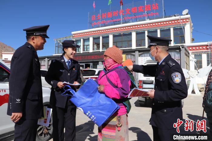 圖為日土邊境派出所民警在選轄區(qū)宣講國家安全知識。　任博 攝