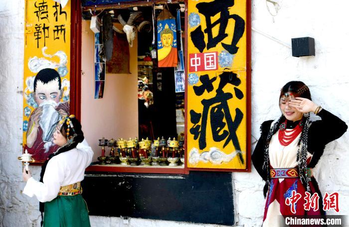 4月17日，游客身著藏式元素服裝在拉薩八廓街拍照留念?！±盍?攝