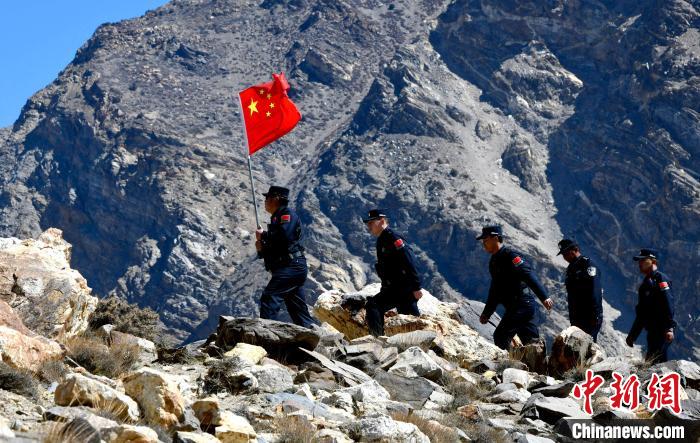 底雅邊境派出所民警夏永軍(左一)在巡邏中?！±盍?攝