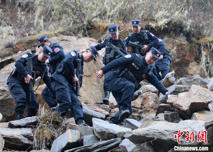 山南邊境管理支隊(duì)玉麥邊境派出所民警在邊境巡邏途中穿過亂石區(qū)。　鄭琦山 攝