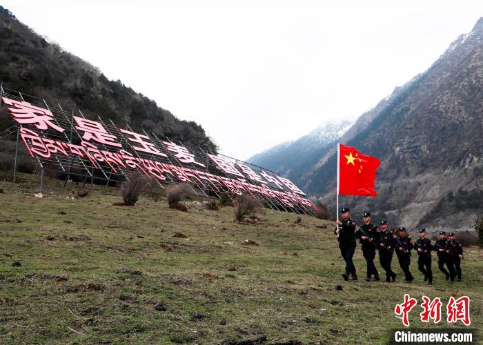 山南邊境管理支隊(duì)玉麥邊境派出所民警在轄區(qū)開展巡邏?！∴嶇?攝