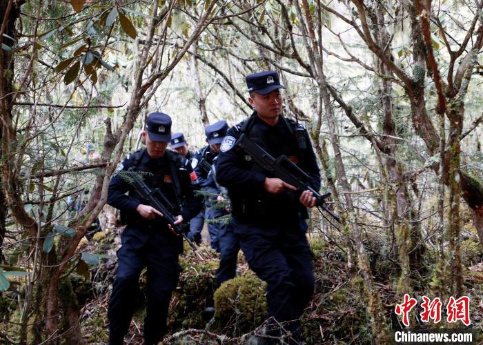 山南邊境管理支隊(duì)玉麥邊境派出所民警在邊境原始森林里開展邊境巡邏?！∴嶇?攝