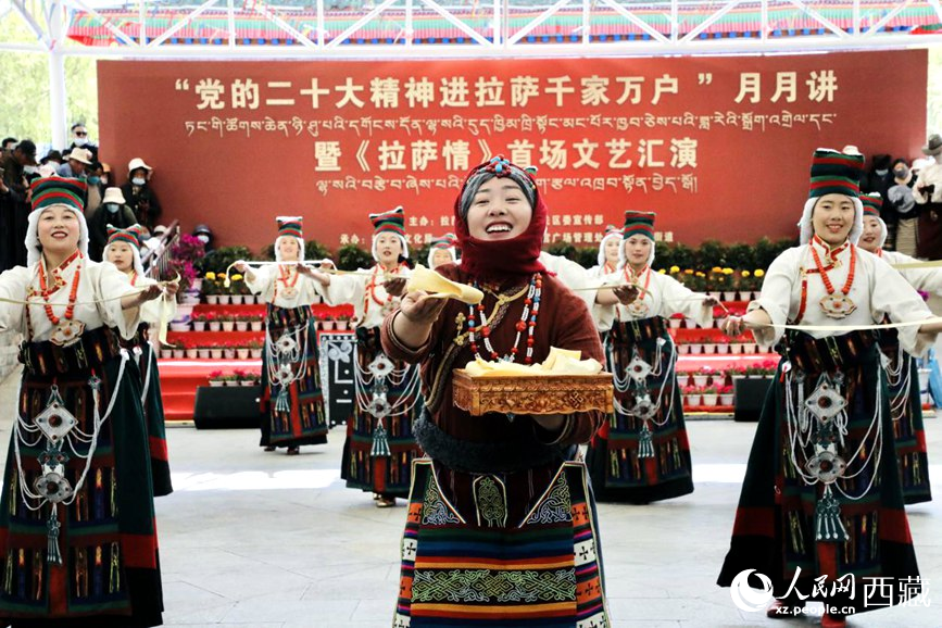 女子群舞《拉拉脫貧之路》。人民網(wǎng) 次仁羅布攝