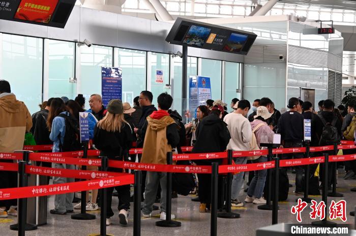 圖為“五一”期間，拉薩貢嘎機場旅客密集出行?！≡黝D珠 攝