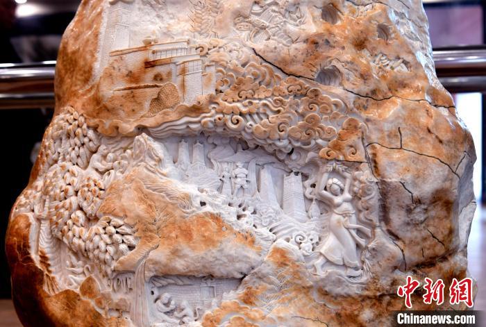 圖為5月16日，展覽中的漢白玉雕作品《猴子變?nèi)恕??！±盍?攝