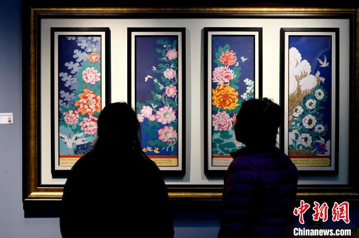 圖為5月16日，觀眾正在欣賞展覽中的新創(chuàng)唐卡作品?！±盍?攝