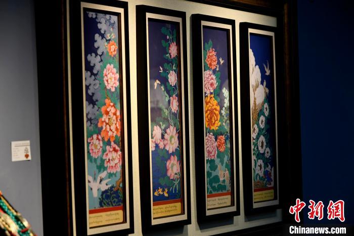 圖為5月16日，展覽中新創(chuàng)唐卡作品《四季花》?！±盍?攝