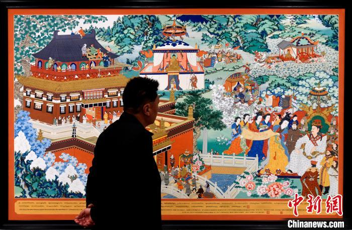 圖為5月16日，觀眾正在欣賞展覽中的新創(chuàng)唐卡作品。　李林 攝