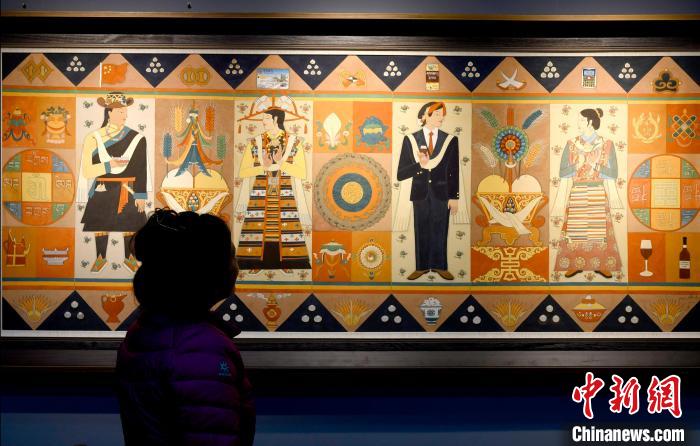 圖為5月16日，觀眾正在欣賞展覽中的新創(chuàng)唐卡作品?！±盍?攝