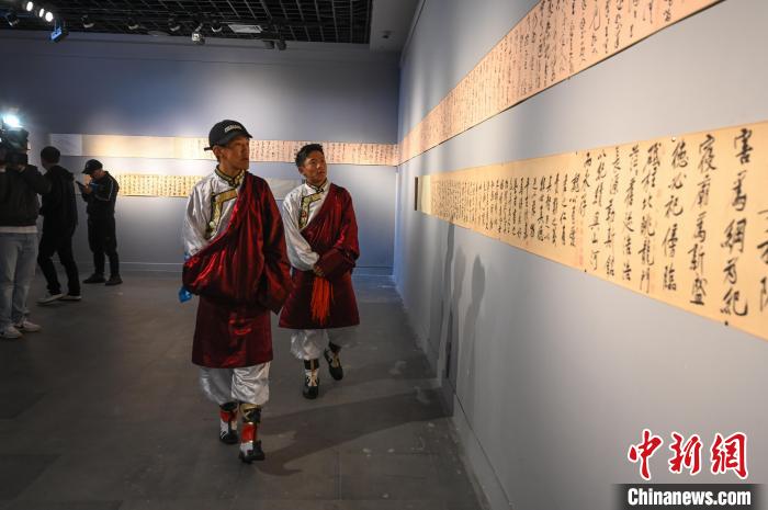 圖為學生參觀黃庭堅書法文獻展。　趙朗 攝