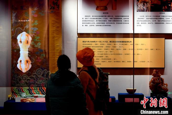 圖為5月18日，觀眾正在欣賞展覽?！±盍?攝