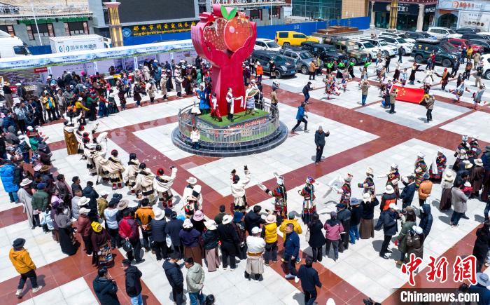 圖為“極地那曲 天際之旅”2023西藏那曲“中國旅游日”音樂美食嘉年華活動現(xiàn)場?！∧乔形幕吐糜尉止﹫D