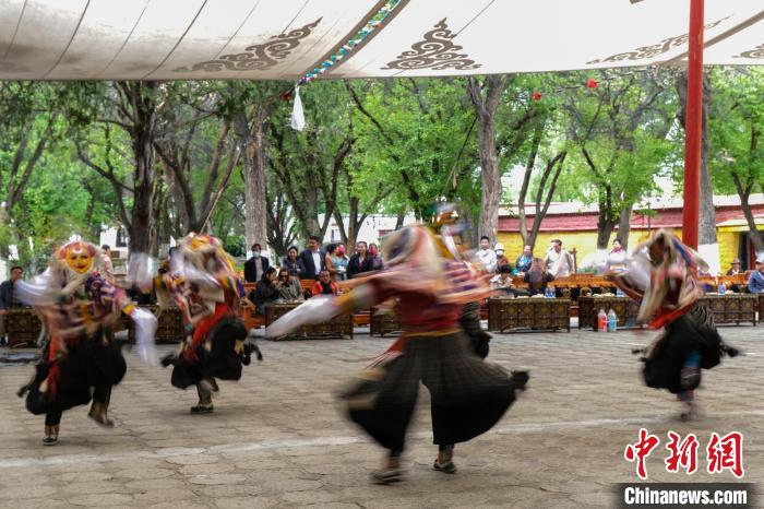 圖為活動(dòng)現(xiàn)場(chǎng)的藏戲表演?！〗w波 攝