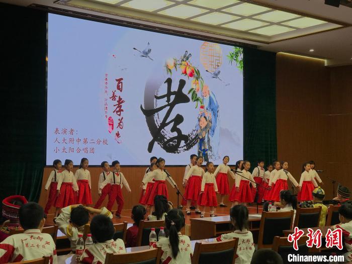 圖為中國人民大學(xué)附屬中學(xué)第二分校的小朋友們合唱?！￡惤ㄐ?攝