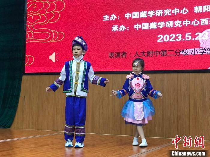 圖為中國人民大學(xué)附屬中學(xué)第二分校的小朋友們展示民族服飾。　陳建新 攝