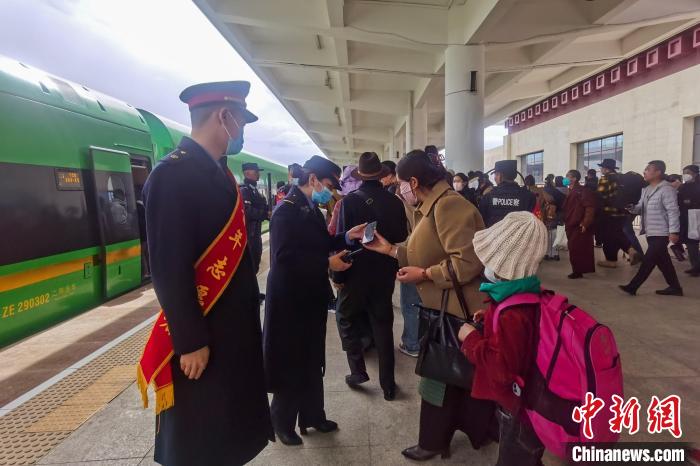 日喀則火車站工作人員引導(dǎo)乘客乘坐高原復(fù)興號(hào)?！《飞降?攝
