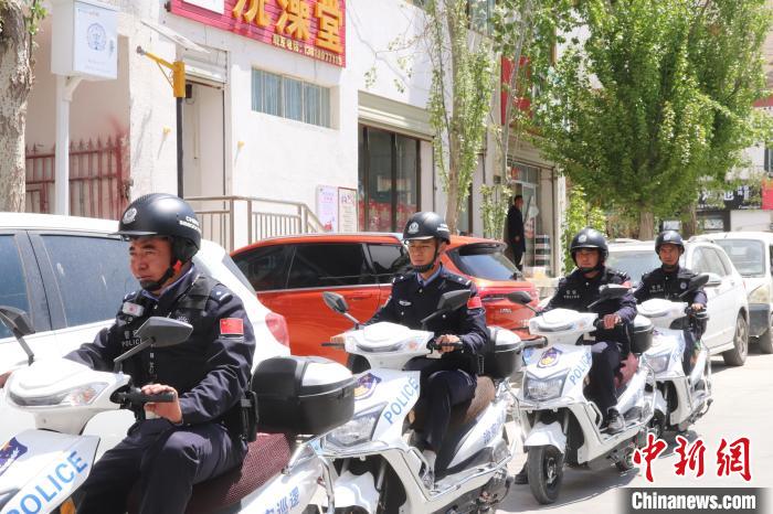 民警騎著電瓶車在轄區(qū)巡邏走訪?！↑S創(chuàng)偉 攝