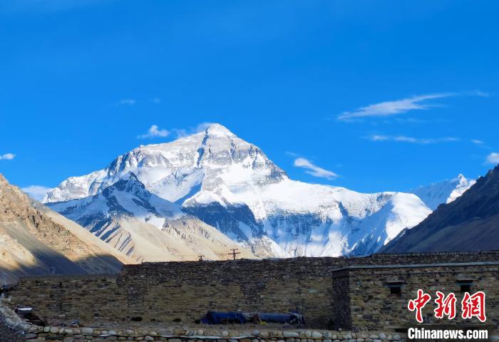 圖為在珠峰大本營(yíng)觀賞珠穆朗瑪峰。　趙延 攝