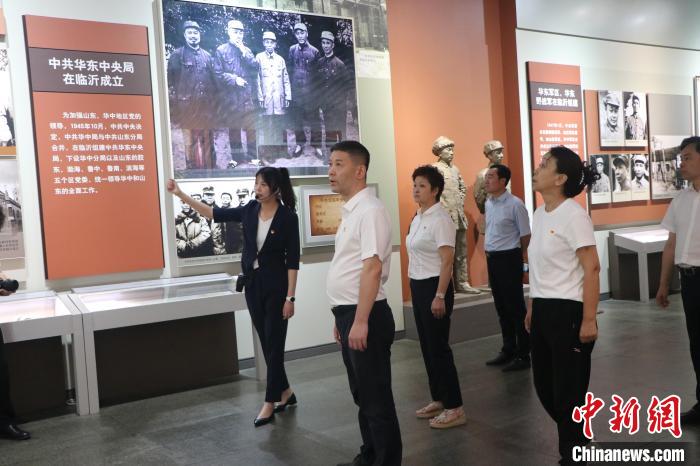 圖為西藏航空一行在臨沂市沂蒙革命紀(jì)念館開展主題教育活動?！〗?攝